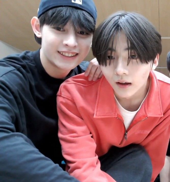 kayebiru's tweet photo. NOT ME MASIH NGETAWAIN TWEETAN KAKAK COER YG BILANG
"kalau Sangwon ibunya James, terus Seonghyeon anaknya James, berarti Sangwon neneknya Seonghyeon dong??"

😭😭😭😭😭😭😭😭😭 BABI 😭😭😭 KLO GITU BAHAYA BGT ANJIR NENEKNYA BADDIE, ANAKNYA BADDIE, CUCUNYA BADDIE JUGA KAH? 😭 https://t.co/GyNHiYHD13