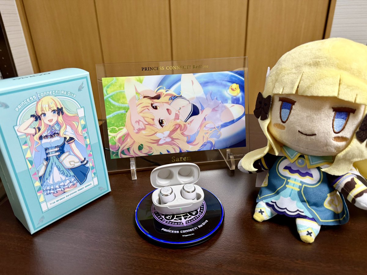 fck_0216's tweet photo. やっとサレンモデルのワイヤレスイヤホン届きました♪♪♪♪♪
専用のケースと左右のマークめっちゃかわいいです🥰
サレングッズに囲まれて幸せ〜╰(*´︶`*)╯♡

#プリコネ
#プリコネR
#サレン https://t.co/ZA5l2Cc3Ft