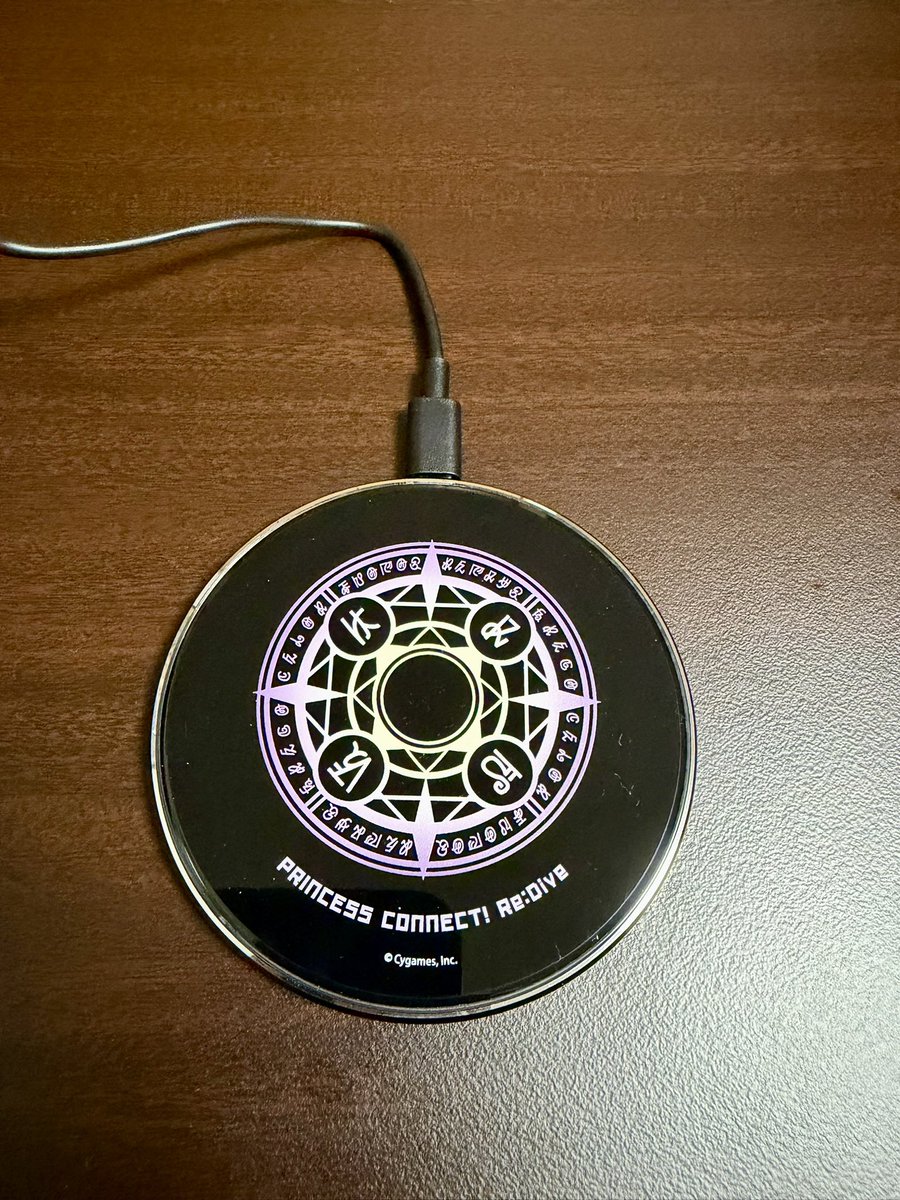 fck_0216's tweet photo. ワイヤレス充電器はこんな感じで光ります✨☺️✨ https://t.co/JCSvUTvEYN