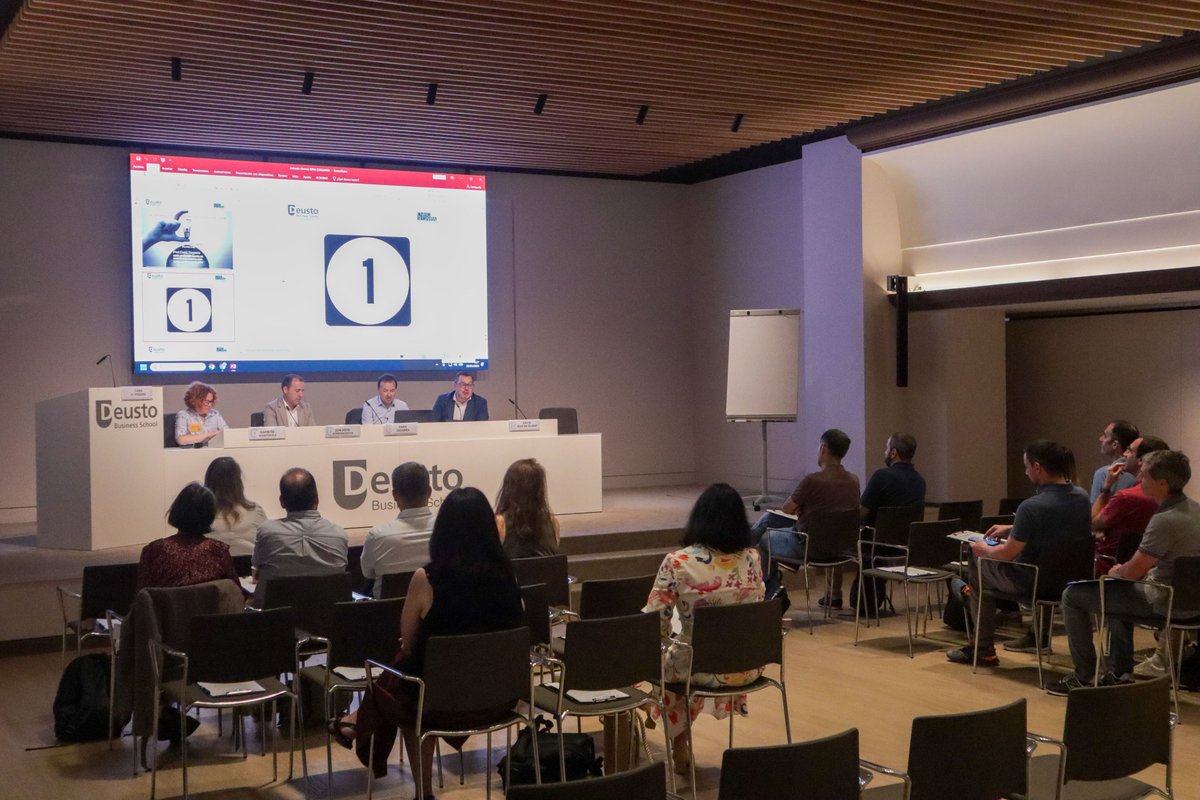 brta_eus's tweet photo. Gaur, BRTA Alumni Jardunaldia egin dugu @DeustoBSS-ekin batera: zuzendaritza-prestakuntzako programaren bi edizioetako 25 parte-hartzaile elkartu dira.

📸👇 https://t.co/11qDbblVFX