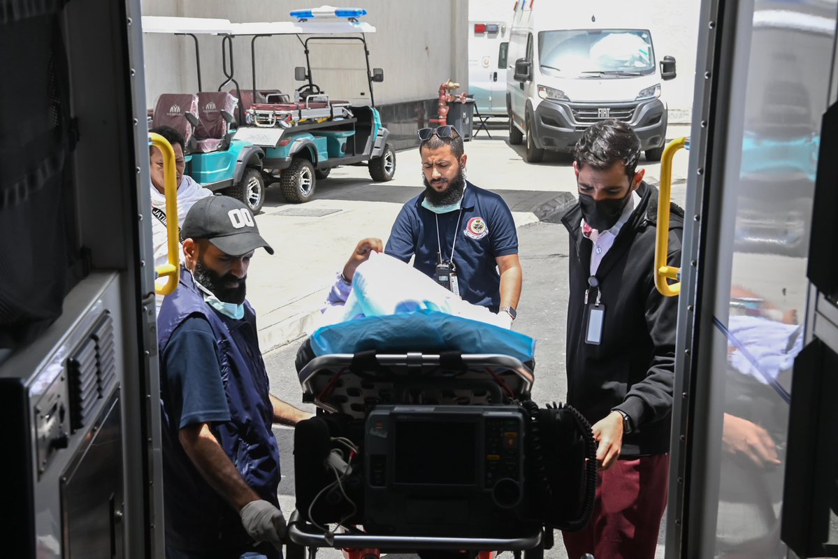NGHAnews's tweet photo. بين زحام المشاعر وتنقلات الحجيج؛
رعايةٌ وجاهزيةٌ لا تهدأ،  على مدار الساعة؛ لصحة ضيوف الرحمن وسلامتهم.

#MNGHA
#حياكم_الله https://t.co/8A0MYt3oCi