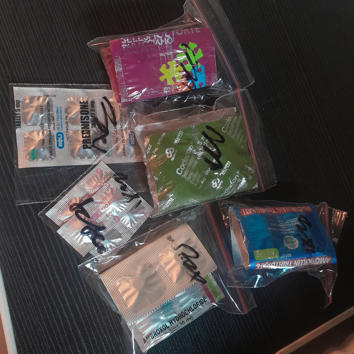 Refestufu's tweet photo. Aku putuskan udahan dulu minum obatnya yaa😭
Capek banget udah rajin minum belum sembuh juga. 3x periksa, 3x juga top up obat yang sama di apotek. Udah ditahap yang, gatau lagi dah, takut malah ketergantungan obat. Soalnya on off on off muluuu😭😭 https://t.co/oJ6w47FgVs
