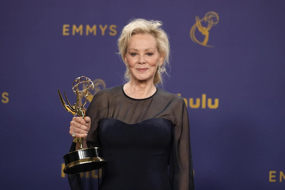 oxentepipoca's tweet photo. Jean Smart por ‘Hacks’ no Emmy:

2021: 🏆
2022: 🏆
2024: 🏆
2025: 🏆
2026: 🔜

Se (quando) vencer novamente, Jean Smart se tornará a primeira atriz da história a conquistar o Emmy de Melhor Atriz em Série de Comédia por todas as temporadas de sua série. https://t.co/bXTTAeD6KA