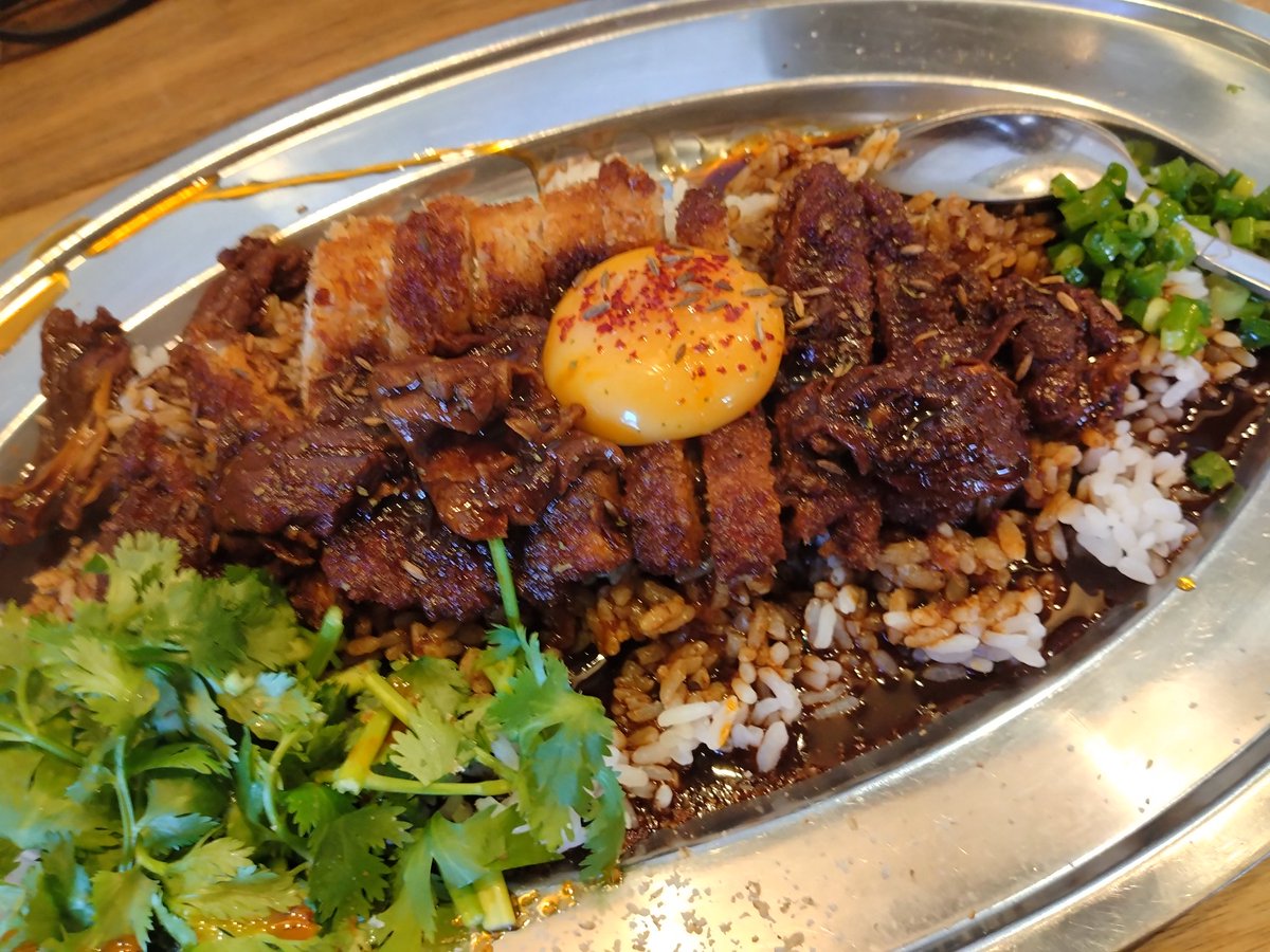 u1take's tweet photo. ひとりカレー部は、若松区高須「TEAK.」の「カツのせ高須ブラック」

パクチーをトッピング！

久々に食べて、美味しかった！
途中、漬物と生姜を混ぜて味変 https://t.co/IIJM6eZDxG