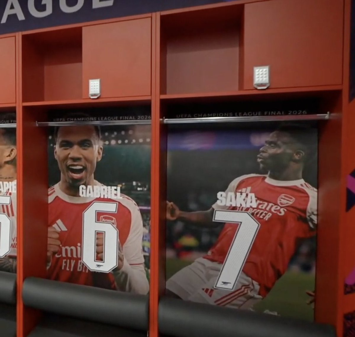 afcstuff's tweet photo. A look inside the Arsenal dressing room at the Puskas Arena ahead of the #UCL final. 🕵️‍♂️🇭🇺

📸 @AaronJaffe11 https://t.co/MmS9daV6KF