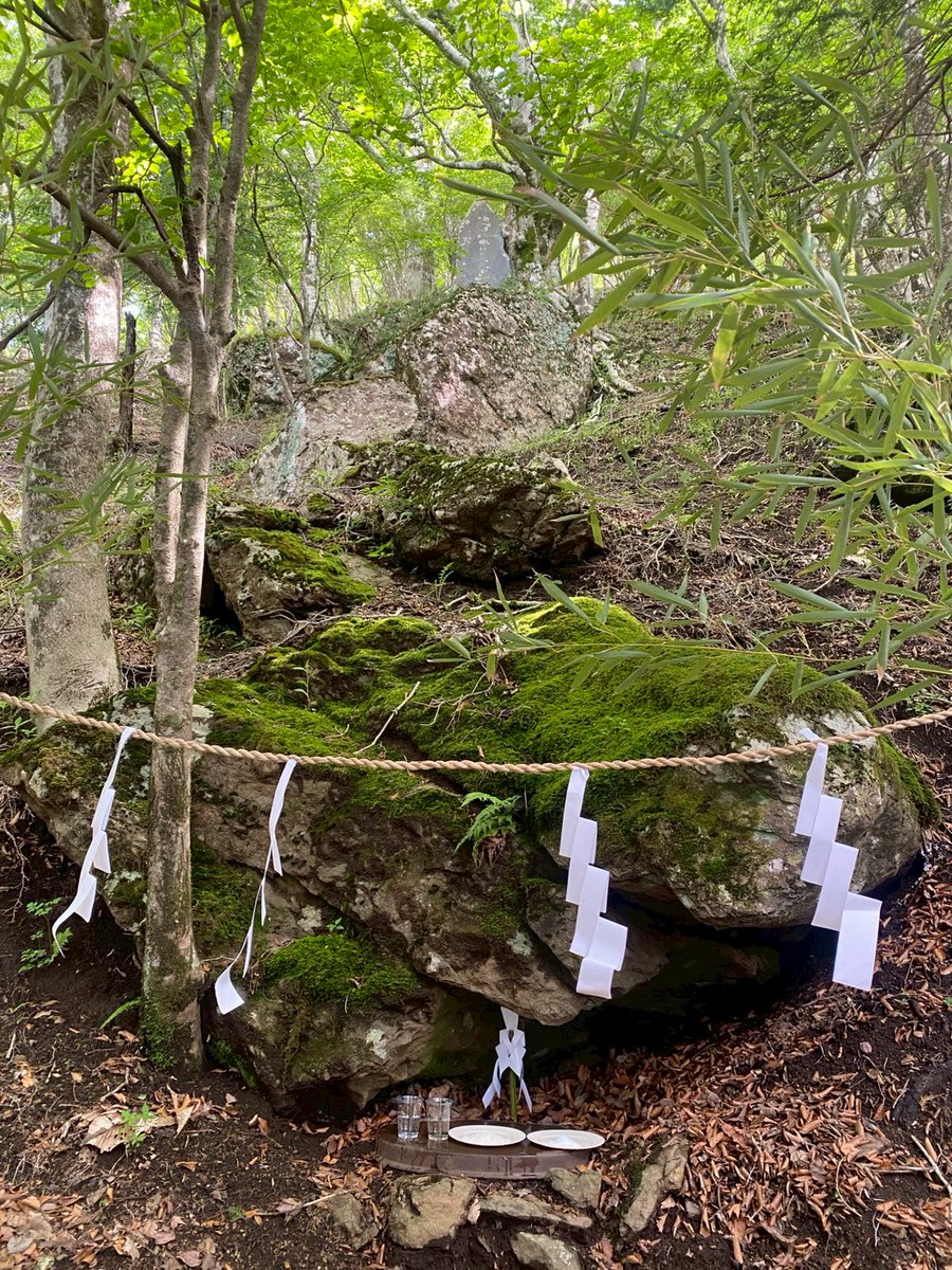 fujisengenjinja's tweet photo. 【藤原光親卿慰霊祭（按察使祭）斎行】

去る5月27日には、郷土の偉人・藤原光親卿の慰霊祭が、氏子会世話人当番・地区区長会により斎行され、当社神職・巫女が御奉仕致しました。詳細はInstagramまたFacebookにて御報告しております。ぜひ御覧下さい。
https://t.co/Oh04JUOmSG https://t.co/qIzeHLE1Ep
