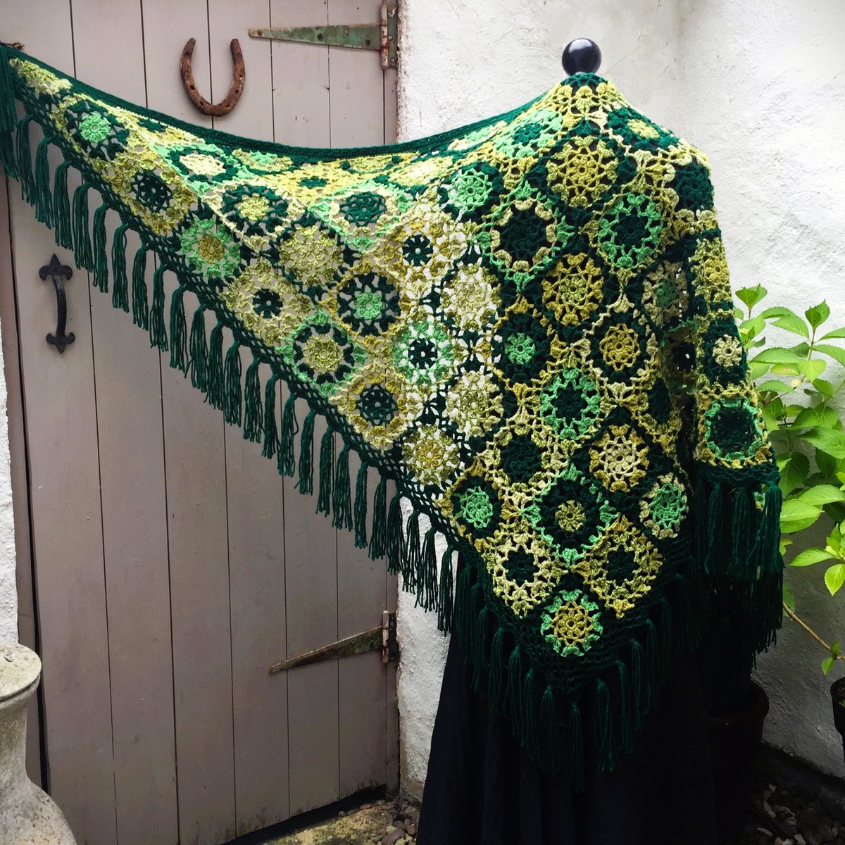 MagpieMoonlight's tweet photo. Litha's vibrant greens 🌿💚🌿
A shawl to celebrate midsummer ... 
https://t.co/sLnO0MwaWh

#litha #midsummer #summersolstice #greenmagic #greenmagck #greenwitch #hedgewitch #june #paganlife #lithacelebration #wheeloftheyear https://t.co/8Lkmv90yWv