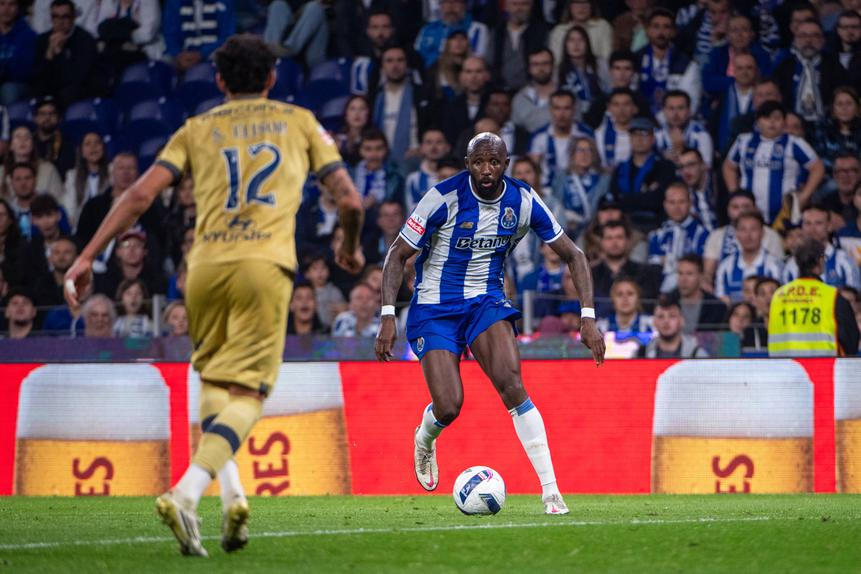 dragaoinsight's tweet photo. Chegou sem promessas. Sai como campeão.
Autor de um dos golos mais ensurdecedores que o Dragão viveu nos últimos anos. 

Foi decisivo. Foi gigante. Foi campeão.

Merci beaucoup, Seko Fofana. 🇨🇮💙
O 31 tem um pedaço do teu nome. 
E a história do FC Porto também. 🏆🐉 https://t.co/KWM3emFliy