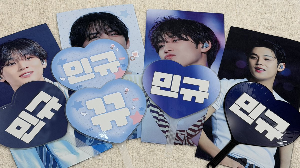 World9746's tweet photo. 📂 Sample ᰔᩚ 
⤷ slogan &amp; heart fan

* 보정이 들어가지 않은 실제 색감과 동일한 샘플 이미지 입니다! 

* Cute puppy ver. 우치와의 경우 뒷면 문구를 선택 구매하실 수 있습니다!🩵

* 국내배송 주문마감 : ~6/13 (KST)
* G.O 주문마감 : ~ 6/7 23:59 (KST)

구매 일정에 참고 부탁드립니다! https://t.co/HLrCHmEDQV