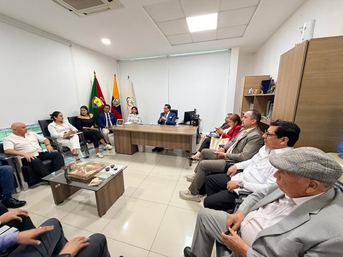 StoDomingoCJ's tweet photo. 🏛️El director de @StoDomingoCJ, @AndresGuzmanSi, participó en la reunión con notarios para la socialización de la construcción de la plataforma administrativa del Registro de la Propiedad de Santo Domingo, con el objetivo de fortalecer y optimizar los procesos institucionales. https://t.co/WM3bY37off