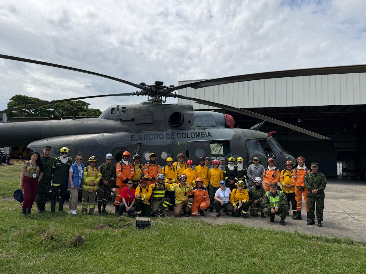PauCostaF's tweet photo. Continuamos con las vivencias en #Colombia: esta semana también hemos participado en el curso de Brigada Helitransportada en #Tolemaida, con alumnado de distintas instituciones del
@SNGRDColombia.  

Una formación centrada en el trabajo conjunto tierra-aire en la extinción de incendios forestales, combinando teoría y práctica.  

Especial agradecimiento a la Aviación del Ejército de Colombia por su apoyo y por facilitar sus instalaciones para el desarrollo de la parte práctica de helitransporte.  

Gracias, familia del fuego de Colombia 🔥

@JorgeGarcRivera
#OrliMatínez
@salvalazaro
#PoliciaNacionalColombia #EjercitoNacionalColombia, #FuerzaAeroespacialColombiana #DefensaCivilColombiana
@PnudColombia
@UNGRD
@BomberosBogota
#DireccionNacionalBomberosColombia