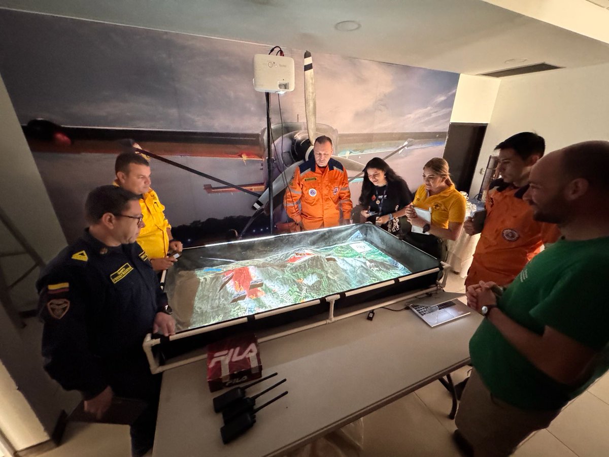 PauCostaF's tweet photo. Continuamos con las vivencias en #Colombia: esta semana también hemos participado en el curso de Brigada Helitransportada en #Tolemaida, con alumnado de distintas instituciones del
@SNGRDColombia.  

Una formación centrada en el trabajo conjunto tierra-aire en la extinción de incendios forestales, combinando teoría y práctica.  

Especial agradecimiento a la Aviación del Ejército de Colombia por su apoyo y por facilitar sus instalaciones para el desarrollo de la parte práctica de helitransporte.  

Gracias, familia del fuego de Colombia 🔥

@JorgeGarcRivera
#OrliMatínez
@salvalazaro
#PoliciaNacionalColombia #EjercitoNacionalColombia, #FuerzaAeroespacialColombiana #DefensaCivilColombiana
@PnudColombia
@UNGRD
@BomberosBogota
#DireccionNacionalBomberosColombia