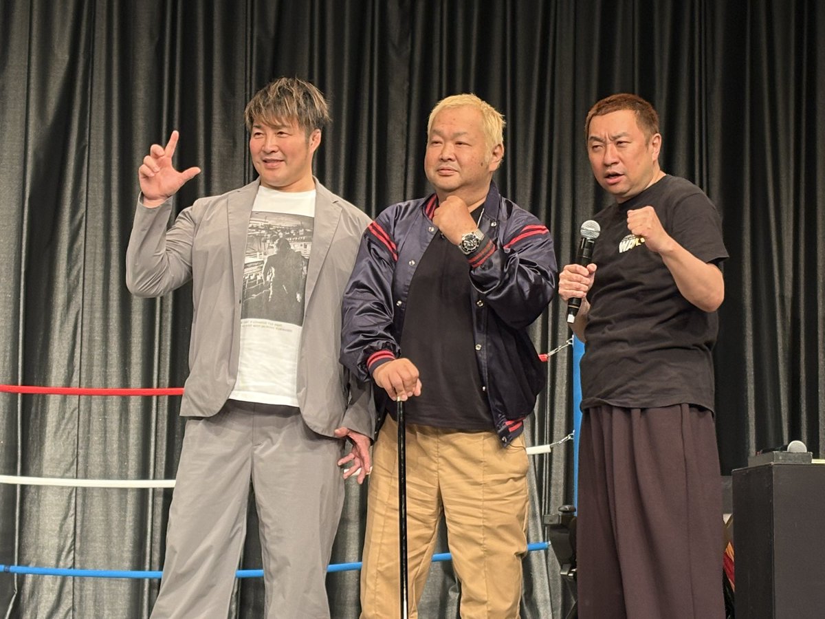 juzaqq's tweet photo. RGとハチミツ二郎さんのシングルマッチ90分一本勝負！
二郎さんが舞台袖にはけたとき心配したけど棚橋を連れて再登場！「なんだか今日は立てそうな気がするんだよな」と脚切断後初めて舞台上で立った二郎さん。あるあるライブなのに感動しちゃったよ二郎さんっていいねあと棚橋のえくぼ

#二郎が立った https://t.co/MP81C6fJox