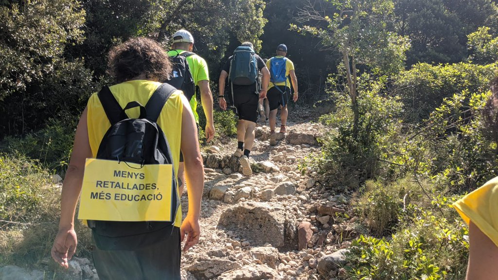 USTECPenedes's tweet photo. Nova vaga educativa exitosa!!!
El seguiment de la vaga al Penedès avui  ha sigut del 60%.
Hem pujat a Montserrat i hem fet sentir la nostra veu, ara toca moure fitxa al Departament.
@Ustecstes https://t.co/JOWpXeRIZc