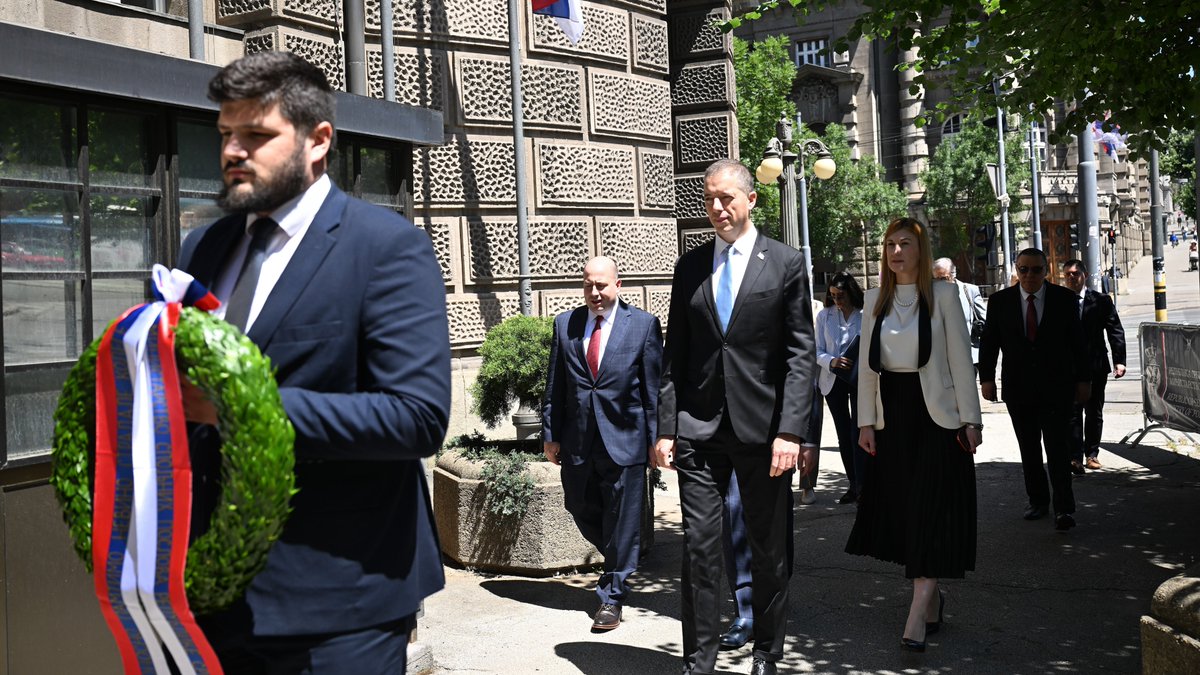 MFASerbia's tweet photo. Министар спољних послова Републике Србије Марко Ђурић @markodjuric на свечаности поводом Дана српске дипломатије, у присуству представника дипломатског кора и запослених у Министарству спољних послова, поручио је да Србија и у сложеним глобалним околностима остаје посвећена политици мира, дијалога, сарадње и очувања самосталности у доношењу одлука.

Подсетивши да је 29. маја 1839. године основано Књажевско попечитељство иностраних дела, Ђурић је истакао да је српска дипломатија кроз историју била чувар слободе, државног достојанства и националних интереса.
#SerbianDiplomacyDay
📄⬇️
🔗https://t.co/txEfrLNC4k