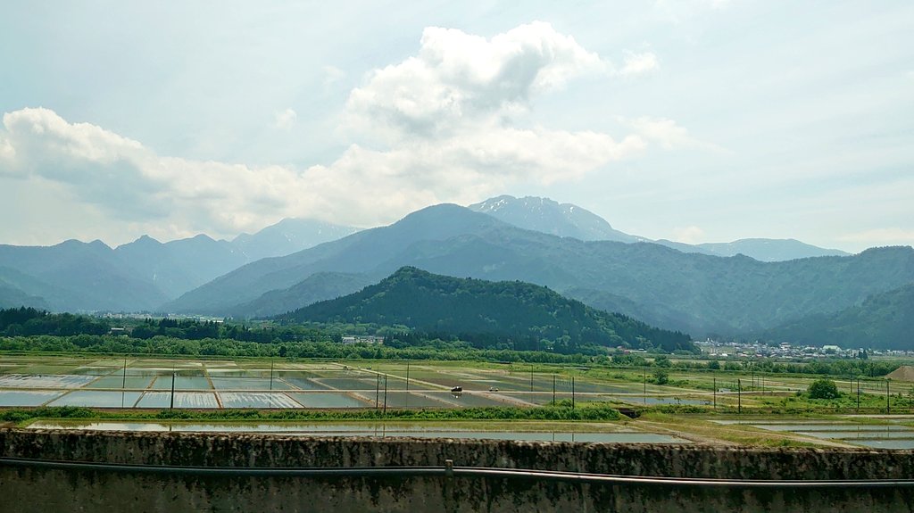bugman360's tweet photo. 5月27日の水曜日。GWに出勤した振替休日を充てて大宮駅から どこかにビューーン！を利用。上毛高原駅からは利根川遡上でこれから歩く水上周辺を眼下に眺め、浦佐駅では魚沼盆地の水田と八海山、長岡駅を出て越後平野に弥彦山が見えると間もなく今回の目的地の燕三条駅に到着。 https://t.co/3tIINpQb3R