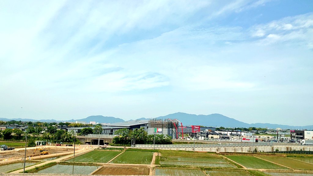 bugman360's tweet photo. 5月27日の水曜日。GWに出勤した振替休日を充てて大宮駅から どこかにビューーン！を利用。上毛高原駅からは利根川遡上でこれから歩く水上周辺を眼下に眺め、浦佐駅では魚沼盆地の水田と八海山、長岡駅を出て越後平野に弥彦山が見えると間もなく今回の目的地の燕三条駅に到着。 https://t.co/3tIINpQb3R