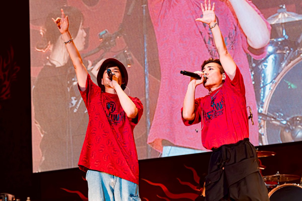 FLOW_official's tweet photo. 🔥ライブ映像公開🔥

#FTF2026 開催間近‼️

昨年開催した『FLOW THE FESTIVAL 2025』より、
MICRO & KURO from HOME MADE 家族とのコラボで披露した「少年ハート」のライブ映像を公開🎸✨

🎥ご視聴はこちら！
https://t.co/jZLYm9VrlS

そして今年は、ついに3人揃って〈HOME MADE 家族〉として出演決定！🔥

再始動を果たしたHOME MADE 家族によるパフォーマンスを、ぜひ会場でご覧ください😎

🎫チケット一般発売中！

▼チケットぴあ
https://t.co/0b3vt5g7AX

▼ローソンチケット（Lコード：71707）
https://t.co/QSqBEpYDUW

▼イープラス
https://t.co/Z2V2o3ZTJv

@HMKU_Official 

#FTF2026 #FLOWフェス #FTF2025 #HOMEMADE家族