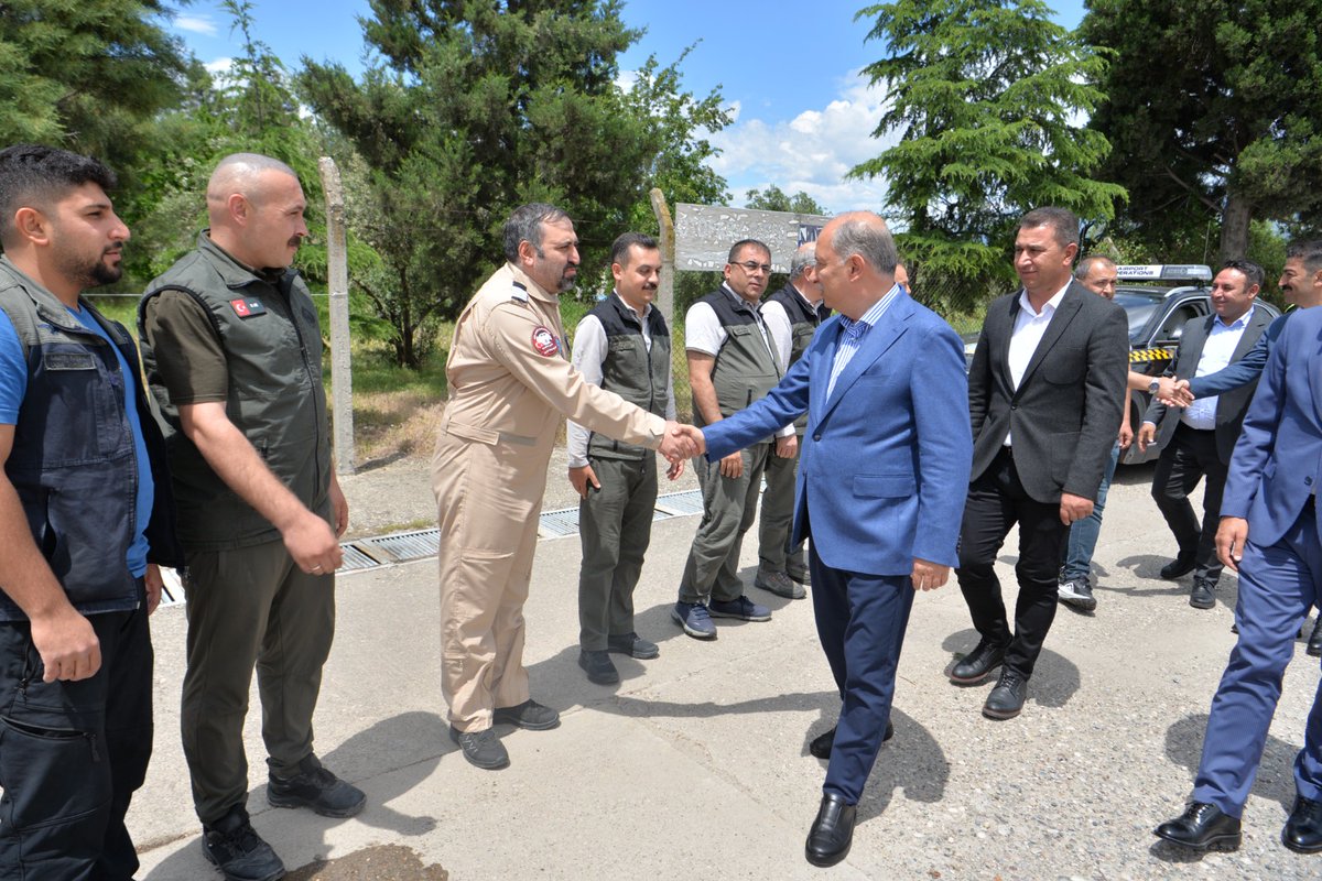 kmarasobm's tweet photo. Tarım ve Orman Bakan Yardımcımız  Abdulkadir Polat, Bölge Müdürlüğümüzü ziyaret ederek yangın hazırlıklarımızı yerinde inceledi.
​Helikopter ve ilk müdahale ekiplerimizle bir araya gelen Polat, personelimizin Kurban Bayramı’nı kutlayarak kazasız ve yangınsız bir sezon diledi🚒 https://t.co/GAobkLPk6S