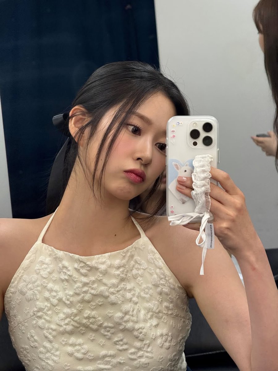 kmindju's tweet photo. ️ ️ 
𐙚✧ Keeping the elegant photos for later and the funny ones for now 🤍
️ ️ https://t.co/XlcQHtDQcw