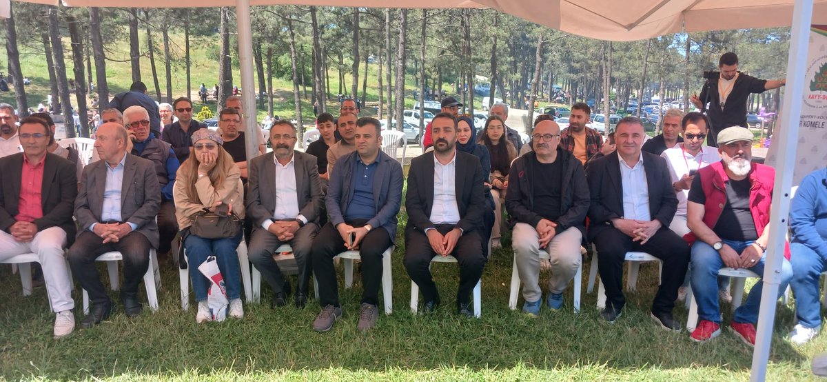 OHulaku's tweet photo. KAYY-DER öncülüğünde İstanbul’da düzenlenen 9. Kürt Böreği Festivali’nde halkımızla bir araya geldik.

Yıllardır sürgün ve asimilasyon politikalarıyla birbirinden koparılmak istenen Kürt halkı diliyle, kültürüyle ve kimliğiyle her yerde yan yana durmaya devam ediyor.

Dilimizi, kültürümüzü ve kimliğimizi korumaktan, yaşatmaktan vazgeçmeyeceğiz.
@omerrocalan
@kayydernek