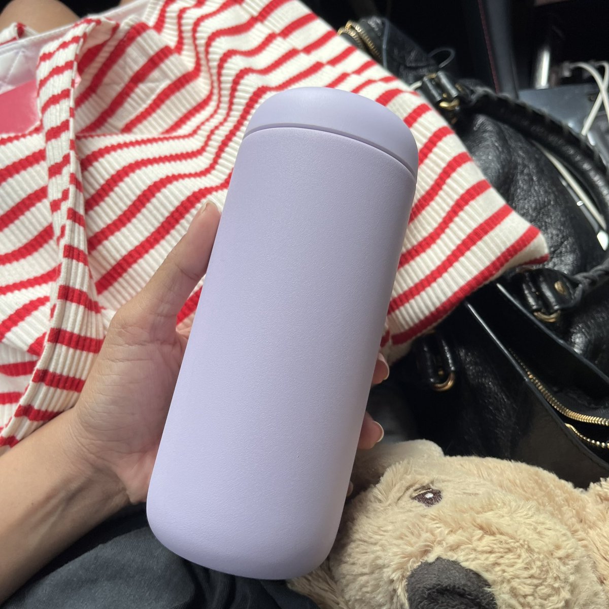 Sawarinni's tweet photo. ใครเป็นสายดื่มชา/กาแฟ เชียร์แก้ว Fellow ใบนี้ เราชอบจนมี 2 สี เป็นใบที่เราพกบ่อยสุด ด้วยไซส์ 16 ออนซ์คือกำลังดี ถือได้ไม่หนัก ใส่กระเป๋าได้น้ำไม่หก มีที่กั้นน้ำแข็งเหมาะกับเวลายกดื่ม น้ำแข็งไม่มากระแทกปาก เก็บความเย็นดีสุดๆ ยกดื่มสะดวกสุดๆๆ ⭐️ https://t.co/JgbMYukwAM