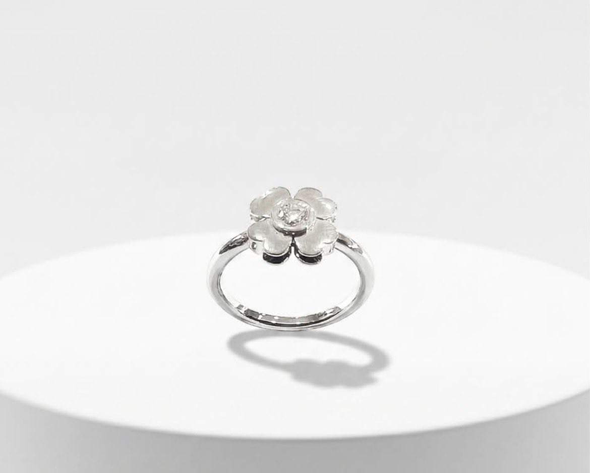 MenesesJoyas's tweet photo. Motivos florales en tus joyas 😍

Si tienes una idea podemos crear la joya perfecta para ti 💎

Te esperamos en joyería Meneses. https://t.co/G0MT14ms5M