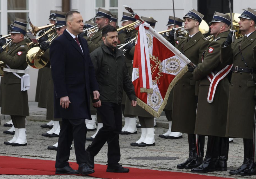 Defence24eng's tweet photo. 🇺🇦 Ukraine has renamed a military unit after nationalist insurgents responsible for the massacre of Poles during World War II, prompting anger in Poland.
🇵🇱 Polish President says he wants a state body to consider revoking President Zelenskiy’s top Polish honour. https://t.co/bxFh0kYUGK