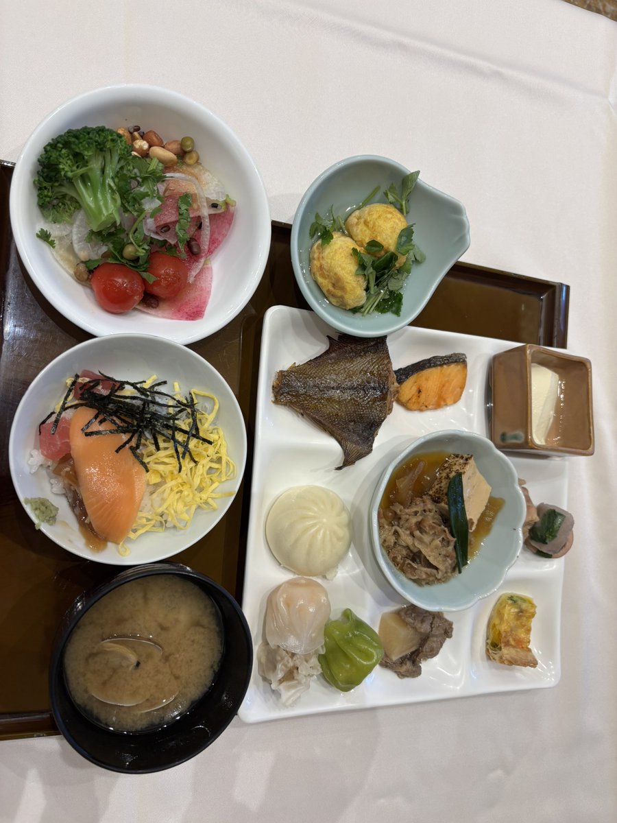 tectacka's tweet photo. 関西旅インザ有馬温泉。
温泉はやっぱり東北の湯がパンチきいてるよね、なんて思っていたけれど、有馬の湯もかなり気色が良い。湯の色とか沈黙の深さみたいな、地球の内臓汁に浸かっている感覚。
まだまだ知らない世界があるね。
旅館の料理もおいしくて、満腹のその先まで行ってしまったのであった。 https://t.co/y0spoJSQBK