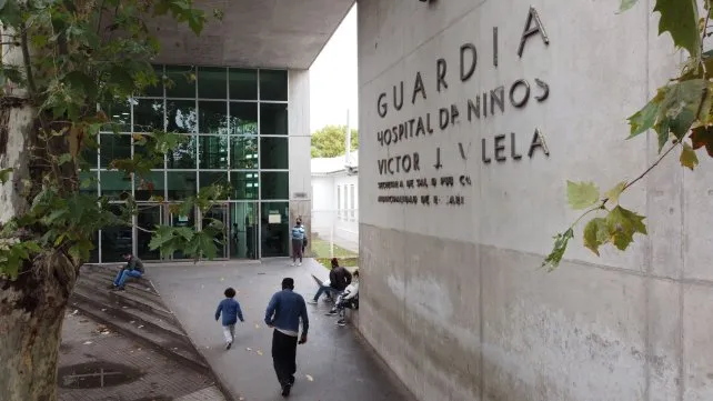 LT8am830's tweet photo. #ElPrimero
Chico de 14 años, herido de bala anoche en Lavalle al 4300
"Reparamos quirúrgicamente lesiones a nivel intestinal y hepático. Está compensado, en cuidados intensivos"
Dr Eduardo Casim, Hosp. Vilela
Vía @maxiklan
https://t.co/cZRiECuFxl https://t.co/nme28f8UNm