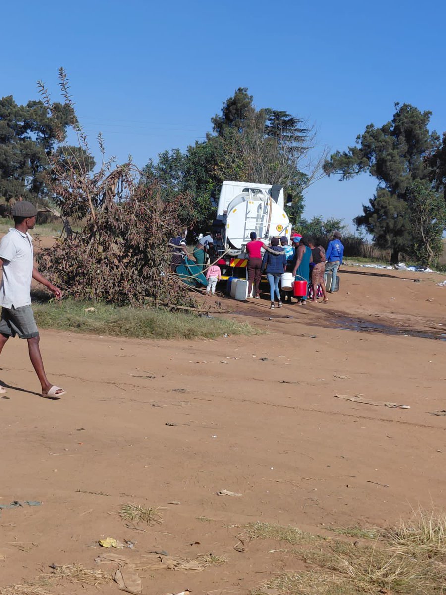 GPDID's tweet photo. Water tankers currently supplying communities in the Makausu Informal Settlement and Driehoek areas within the Ekurhuleni Region, Germiston.
#RandWaterMaintenance2026
#SaveWaterGP
#TackingG13 https://t.co/EQpDscAiRc