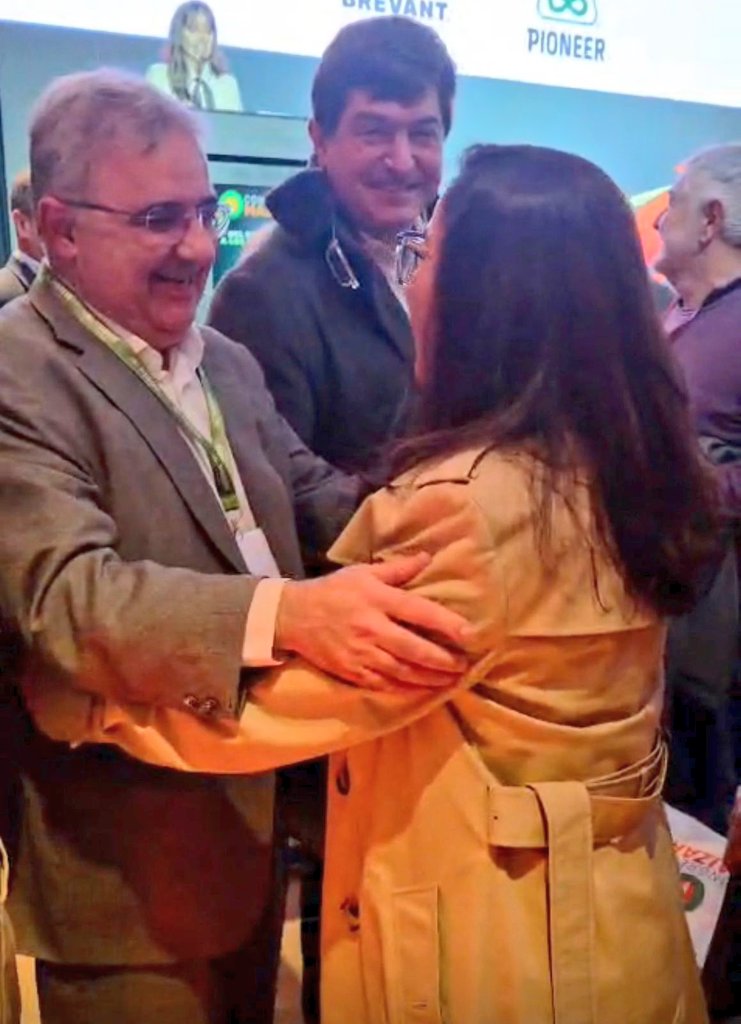 CarolinaMoises's tweet photo. En @maizararg nos reencontramos con @RaulJalil_ok para seguir trabajando juntos leyes que diversifiquen la matriz productiva, siempre buscando que el #NOA crezca y se desarrolle!

#FederalismoEnSerio 
#Biocombustibles https://t.co/Nu6twoASJR
