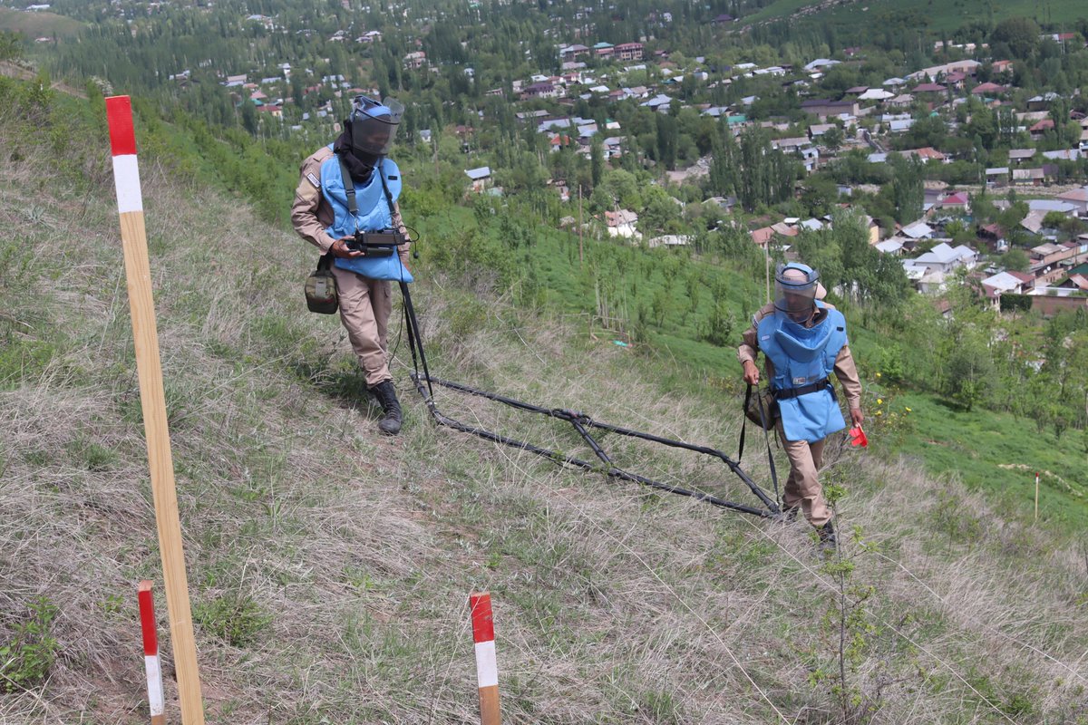 fsd__ch's tweet photo. ⛰️ In the Rasht Valley, #Tajikistan, mine clearance presents particular challenges due to steep hillsides &amp; uneven terrain. Despite these difficulties, FSD #deminers continue working to help make land safer for communities living in the region. 

Supported by PATRIP Foundation. https://t.co/8qQpv3QI9x