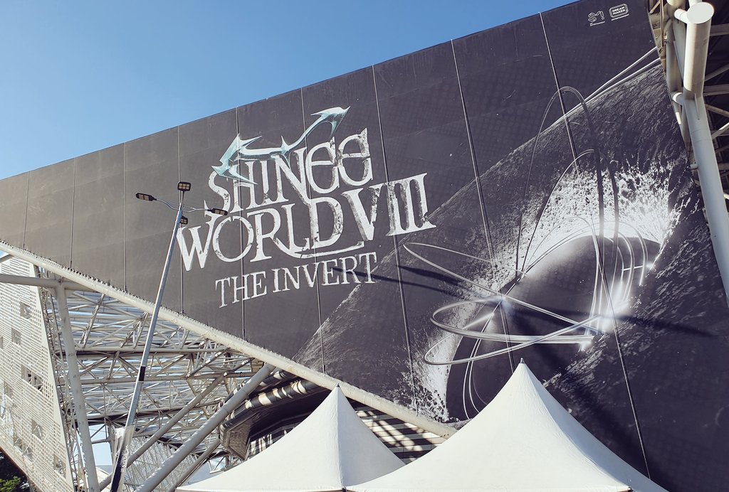 ShineengForever's tweet photo. Everybody wake up wake up! Thank you SHINee for always giving Shawols amazing concerts and memories~ the new mini sounds amazing! https://t.co/urcoLcupTB