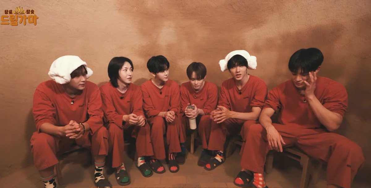 namong__08's tweet photo. 아니 가만히만 있어도 더운 찜질방에서 이렇게 따닥따닥 붙어있는 애들은 ㄹㅇ 첨봐ㅠㅋㅋㅋㅋㅋㅋㅋㅋㅋㅋㅋㅋㅋㅌㅋㅋㅋㅋ https://t.co/CV1M4h9NpI