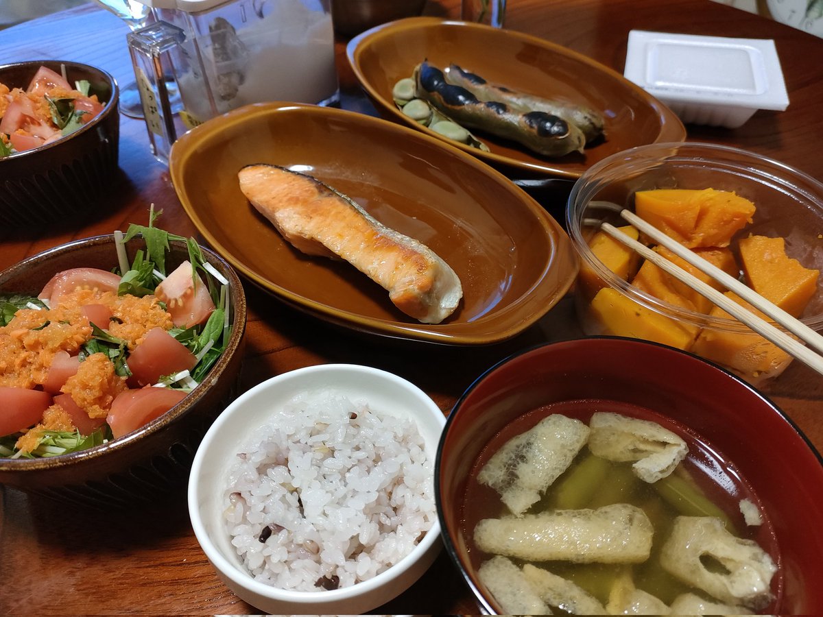 f_boundary's tweet photo. 晩ごはん

両親が持ってきてくれたそら豆、かぼちゃの煮付け、鮭など。

ありがたい〜🙏✨ https://t.co/rB8rqnBSzR