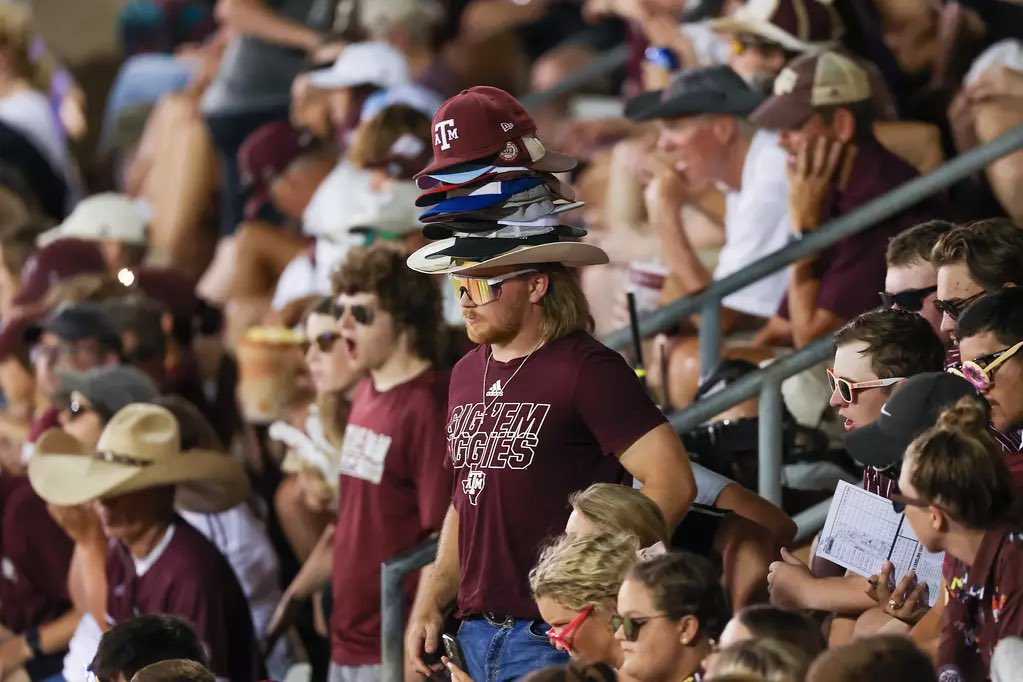 OlsenSection203's tweet photo. REGIONAL BASEBALL IS BACK AT OLSEN TODAY.

PACK BLUE BELL.

#BTHOlamar https://t.co/iieuQTO8re