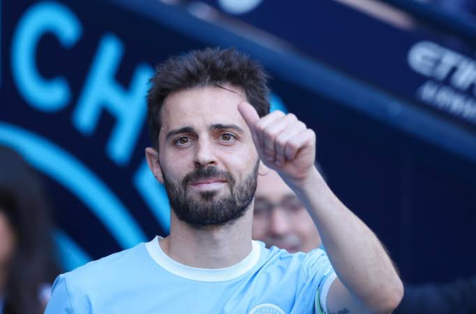 Barca_Buzz's tweet photo. ❗️Bernardo Silva has 2 ‘main’ proposals, in the form of verbal communications with his agent Jorge Mendes.

Barça and Atletico both are involved in the story. Bernardo asks generally for €12M net, but for the right club, it could reduce to make way for the deal.

There are several proposals in front of him, but he prefers Spain.

Via (🟢): @FabrizioRomano