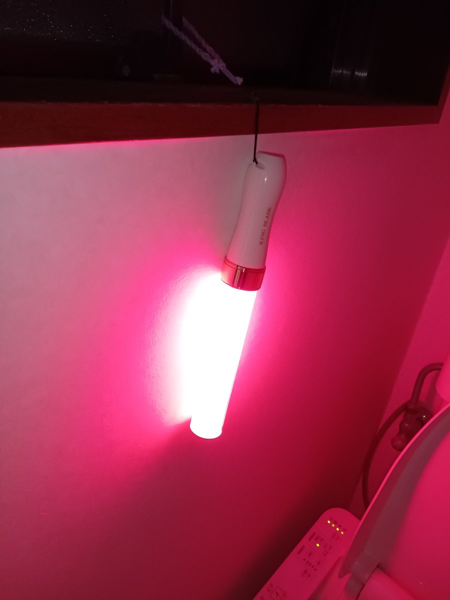 MitsuguPro's tweet photo. トイレの電球切れて今これ https://t.co/DwGr4UEbpe