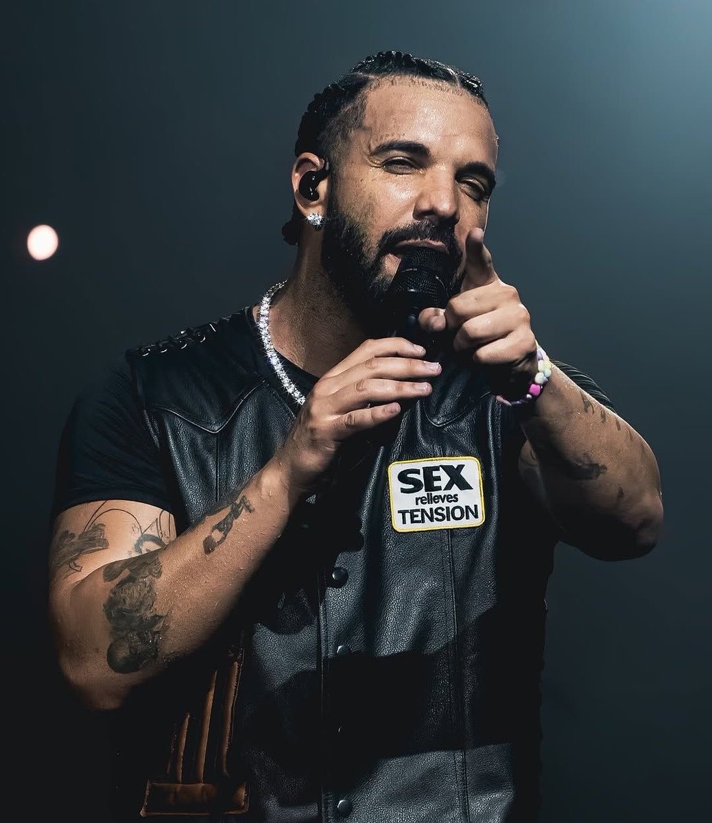 SiteDrakeBrasil's tweet photo. Drake foi o artista mais escutado do Spotify Global pelo 14° dia consecutivo 🌎🔥 https://t.co/DtSzuYQCKF