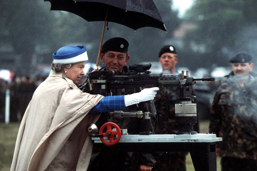 Wolmsh's tweet photo. High Queen Elin trys out the Enfield Individual Weapon No.1 (EIW-1), The Royal Marines newest small arm.

art by @m4skedboi https://t.co/GxCXMVztMG