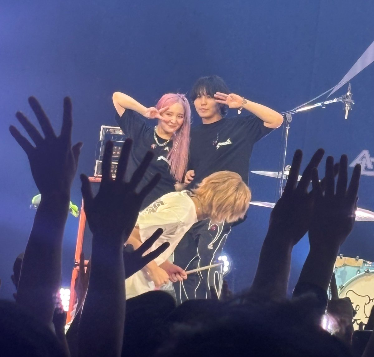 kirisame_Goose's tweet photo. ポージングのやまひか、すりぃ
映り込むツミキ

#Aooo_RINGRINGツアー #Aooo https://t.co/SXOCTTIfXp