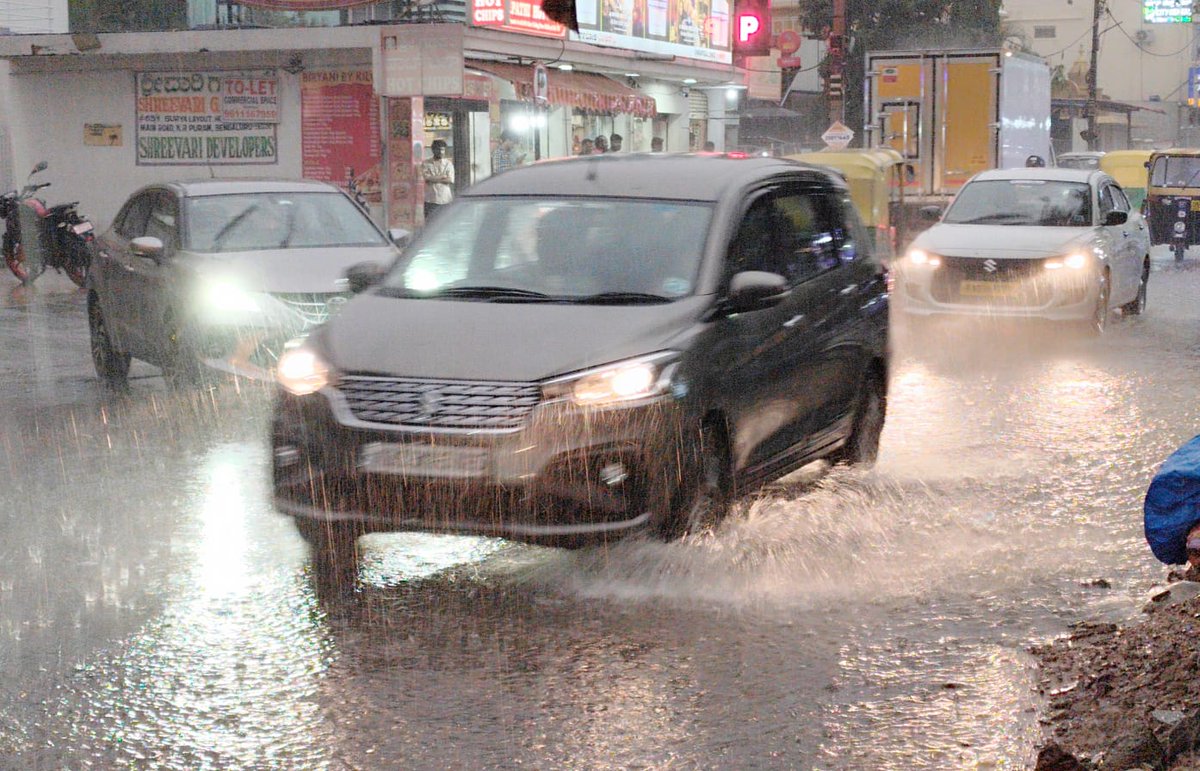 timesofindia's tweet photo. #InPics | Heavy rain lashes Hoodi Main Road in KR Puram, turning commutes slow and streets waterlogged on Friday.
Vehicles crawl through traffic as the city braces for more showers.
#BengaluruRains #KRPuram #Hoodi #RainAlert #Karnataka https://t.co/SUWzUvcWY2