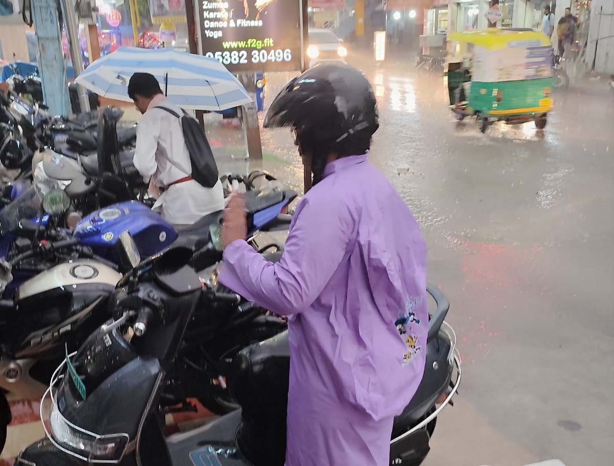timesofindia's tweet photo. #InPics | Heavy rain lashes Hoodi Main Road in KR Puram, turning commutes slow and streets waterlogged on Friday.
Vehicles crawl through traffic as the city braces for more showers.
#BengaluruRains #KRPuram #Hoodi #RainAlert #Karnataka https://t.co/SUWzUvcWY2
