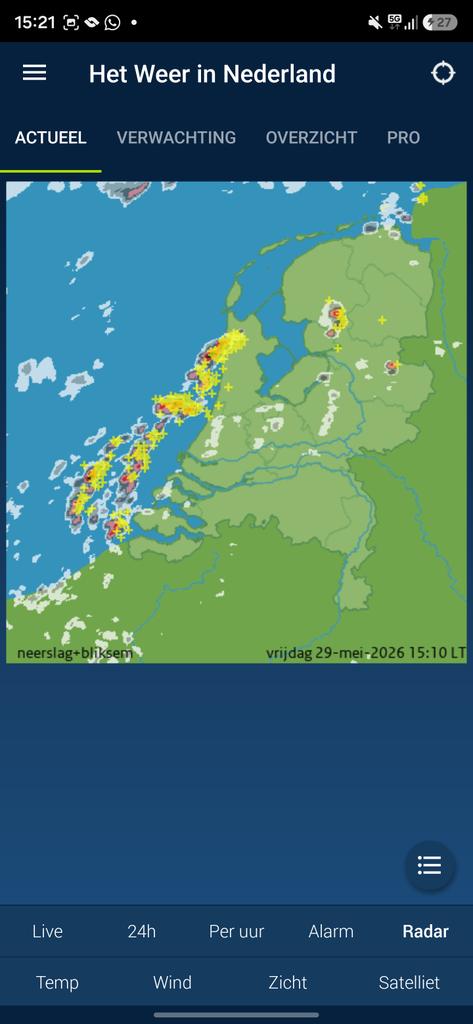 WesterduinTim's tweet photo. Het #onweer trekt vanaf zee het land op. LET OP, er kunnen flinke cellen tussenzitten met kans op veel onweer, hagel van 2 cm, en zware windstoten tussen 75a100 km/u.

#codegeel https://t.co/ywB9gjivOP