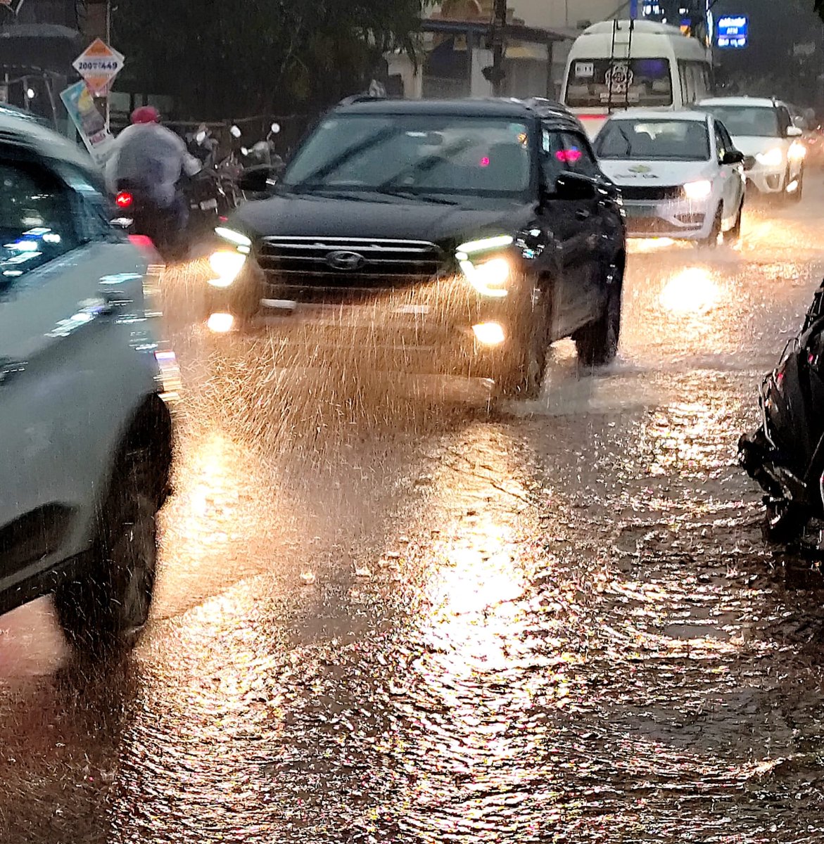 timesofindia's tweet photo. #InPics | Heavy rain lashes Hoodi Main Road in KR Puram, turning commutes slow and streets waterlogged on Friday.
Vehicles crawl through traffic as the city braces for more showers.
#BengaluruRains #KRPuram #Hoodi #RainAlert #Karnataka https://t.co/SUWzUvcWY2