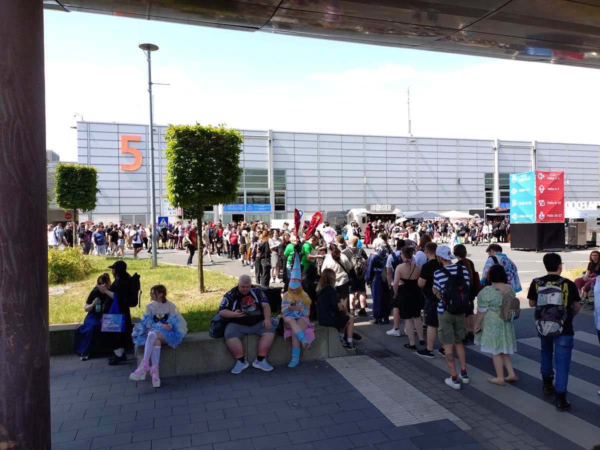 acrupio's tweet photo. Die Altersbändchen-Schlangen lassen Halle 10 ja harmlos aussehen! https://t.co/otk3lqbS9d