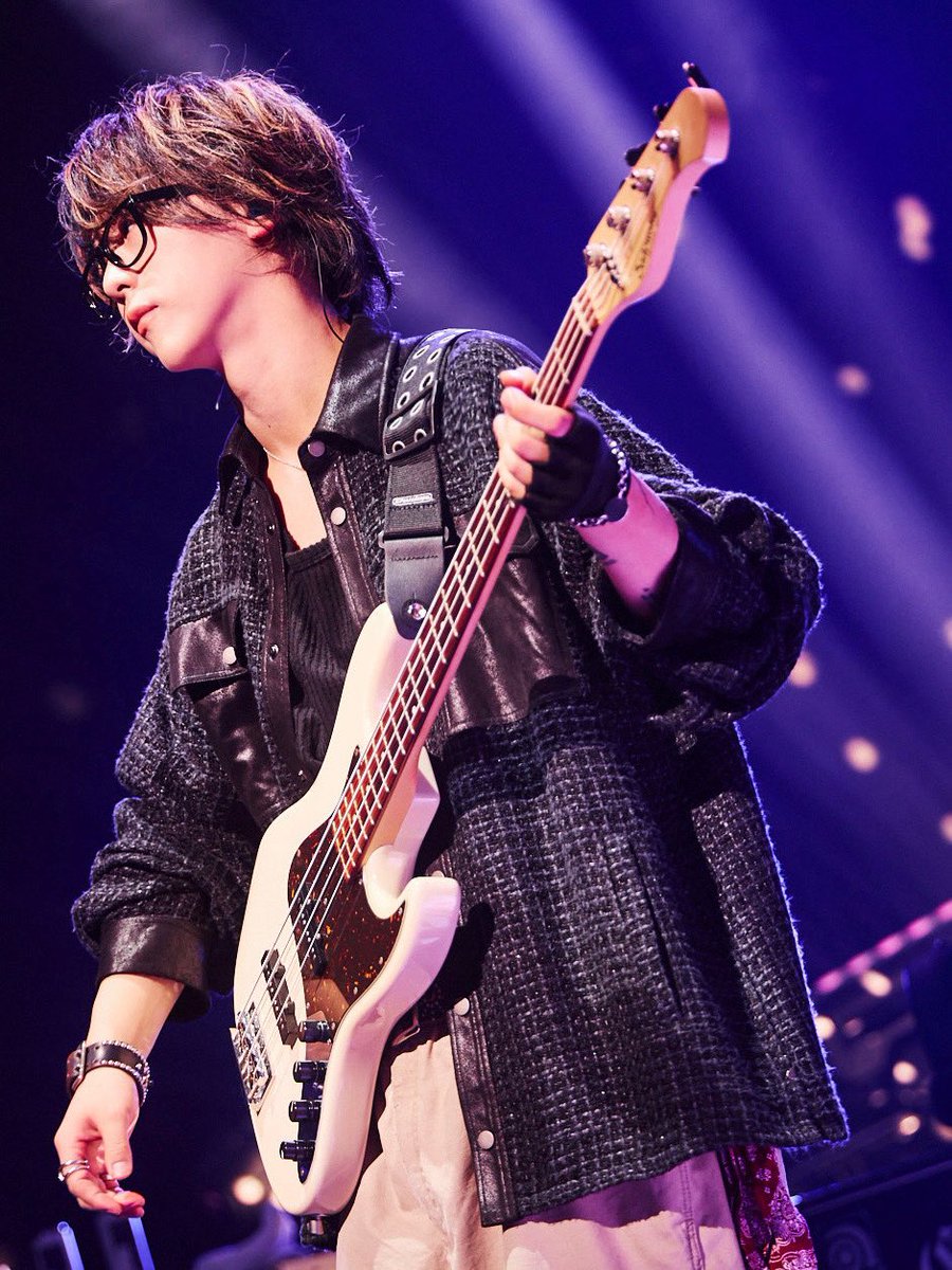 RuNa0104's tweet photo. ちなみに投稿当初はベースの音は主張させずに投稿してきた。
これは明確な意図があって「あ、この曲知ってる」から入ってもらう為。
ベース音はかっこいいけど、音を主張し過ぎると雄大の声がクリアに聴こえなくて飛ばされてしまうと思ったから。
とにかく「曲」と「見た目」を繋げてもらう事を意識してきた。
「この曲の楽器の人こんな感じなんだ」って認知！
「ナルシスト」だの「顔だけ」だの沢山言われてきたけどひたすら我慢して投稿。笑

インスタのフォロワー20万人行くまで我慢しました。
今はベースの音量ブチ上げてます笑
やっとこのフェーズまで来た！！

さあ俺のベースを聴いてくれ！！！