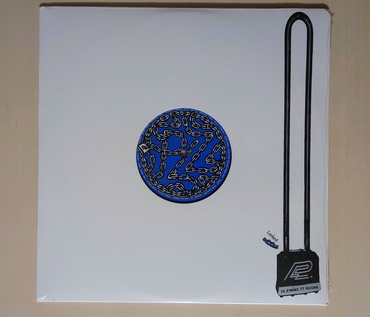 arizzly's tweet photo. PLZ Make It Ruins - Locked Grooves
ACLUとLiberty UKへのチャリティ盤。ようやく入手。「Locked Groove」の名の通り、針が先に進まない1.8秒の無限ループ音源が永遠に繰り返される。縞々溝。Skrillex、100 gecs、Arca、Blood Orange、Clairo、Four Tetなど、豪華なメンバーが参加してるんだ。 https://t.co/4tAaZu405U