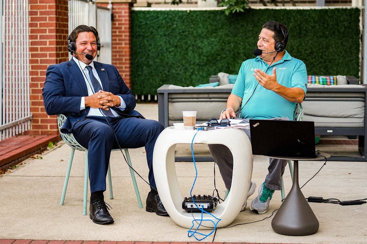 JoeCats19's tweet photo. Heckuva morning in the free State of Florida! Hat tip @GovRonDeSantis @RonDeSantis for stopping by our team hotel to talk ⚾️ 🍕 &amp; 🇺🇸 💪! https://t.co/uTseLjgoWA